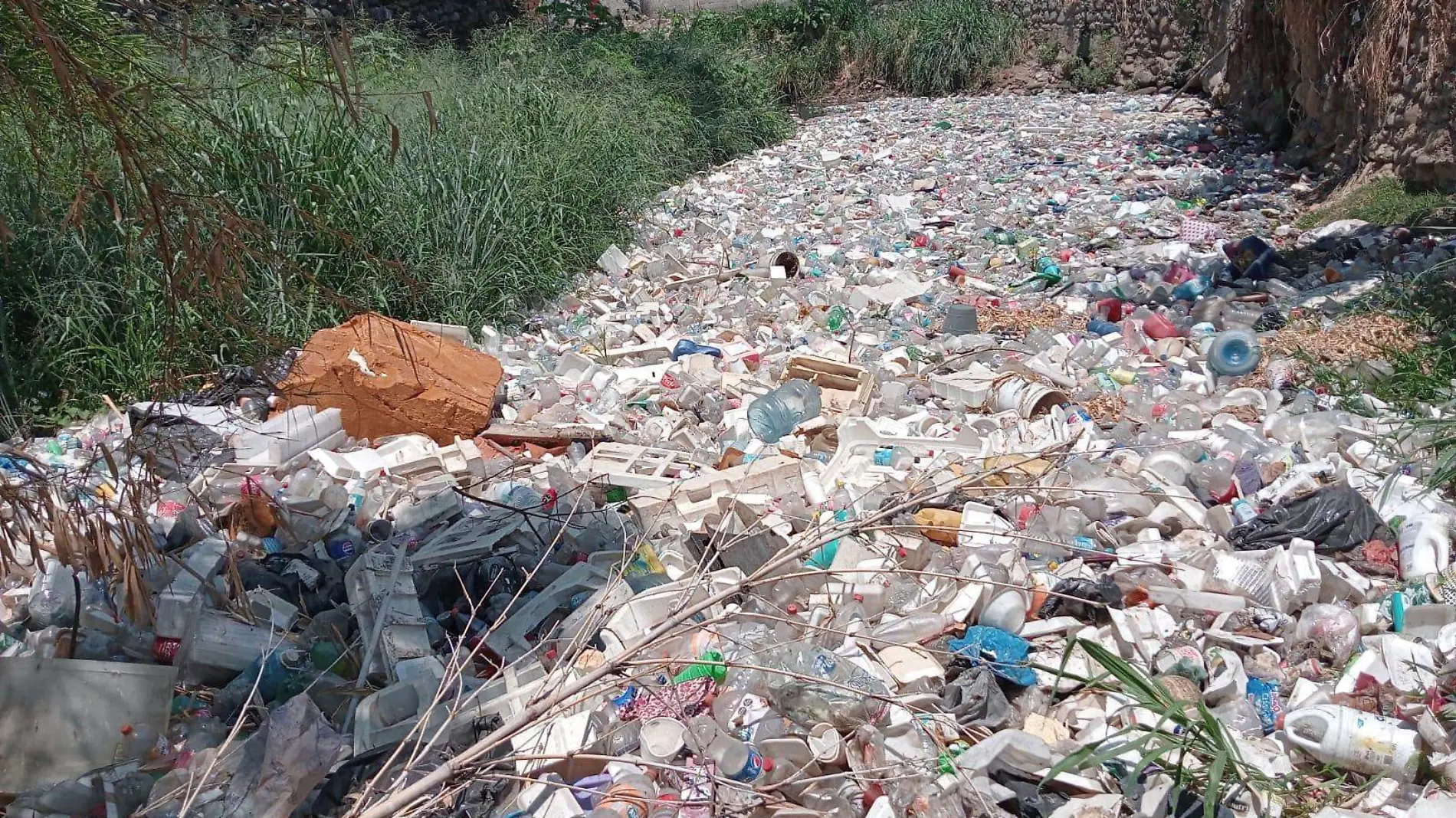 basura en cauce de rio